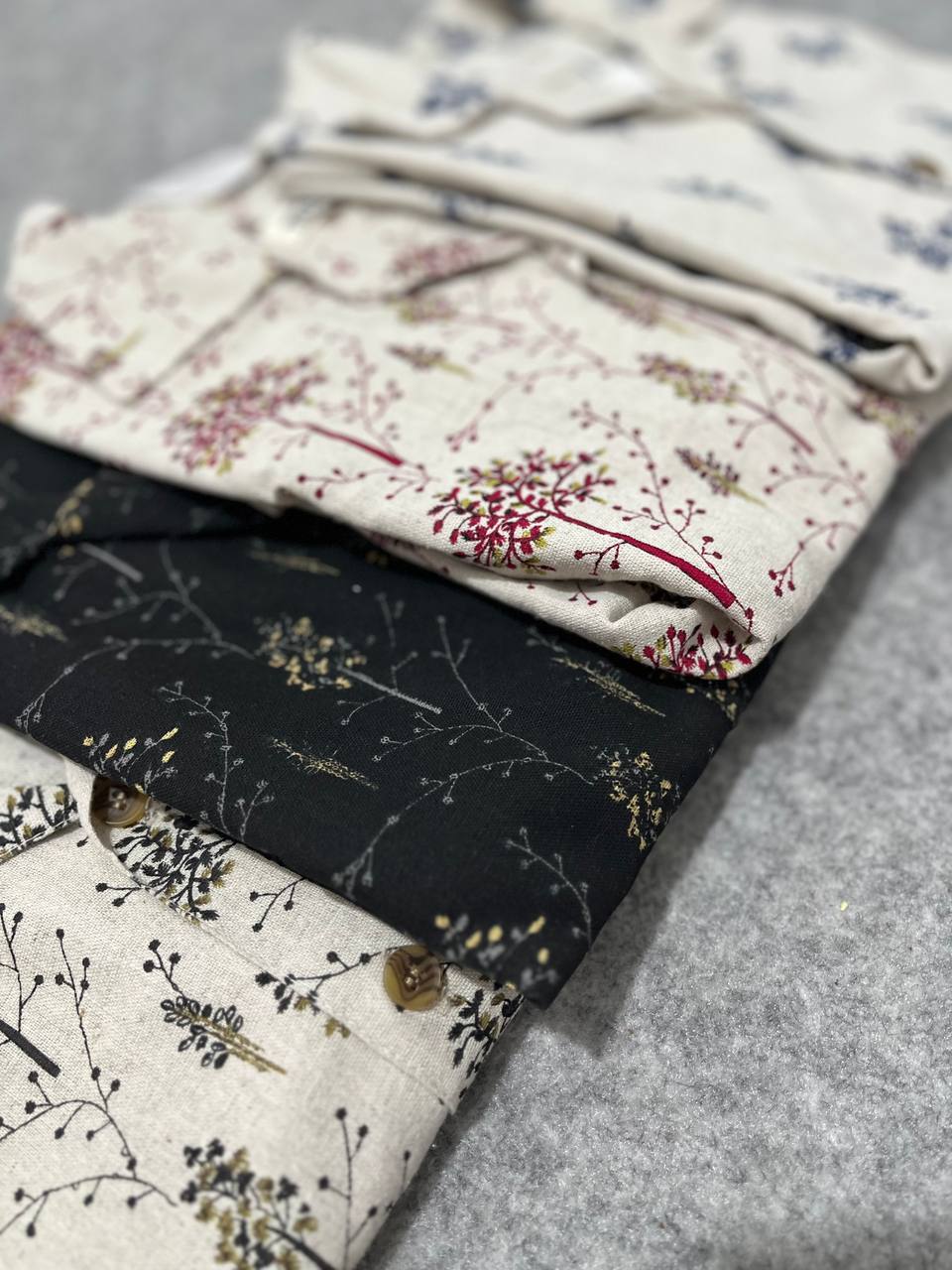 پیراهن مردانه آستین کوتاه ساده و شیک با طراحی مدرن، مناسب برای استفاده روزمره یا مناسبات غیررسمی