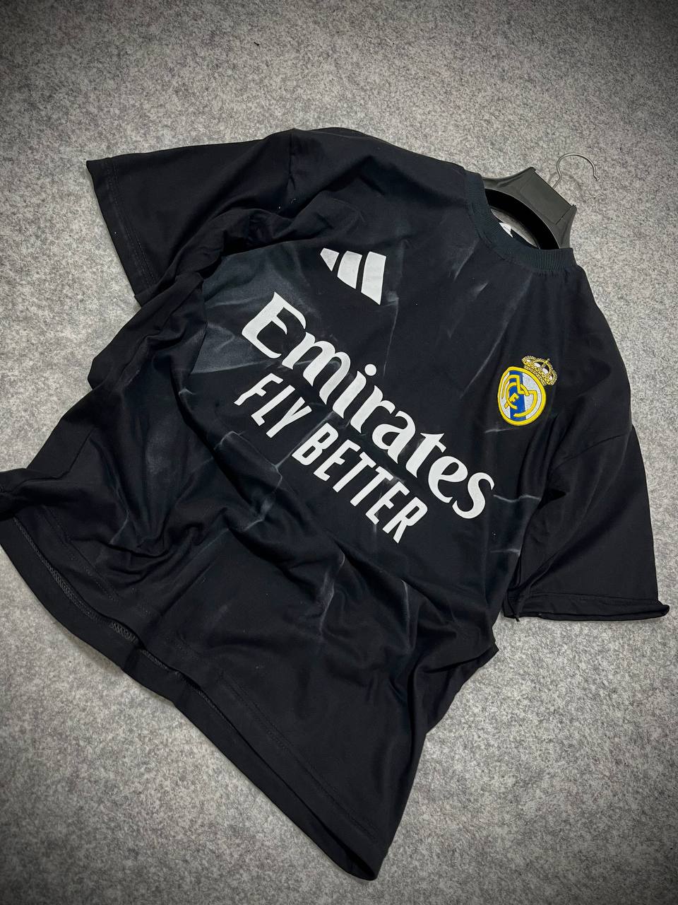 تیشرت رئال مادرید مشکی از جنس پنبه سوپر نخ، طراحی هواداری، سایزبندی کامل