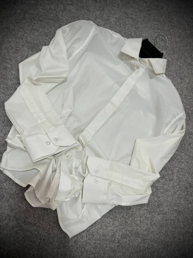 پیراهن مردانه سفید برند زارا با جنس پیلین ترک و سرآستین دکمهدار، مناسب استایل رسمی و نیمهرسمی