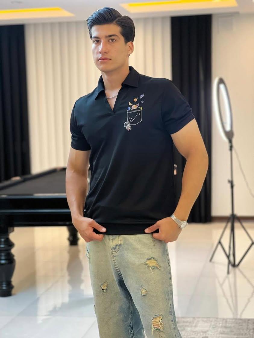 تیشرت یقهدار مردانه طرح فضانورد مشکی