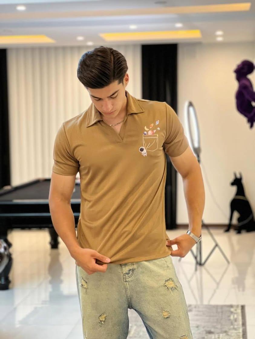 تیشرت یقهدار مردانه طرح فضانوردکرم