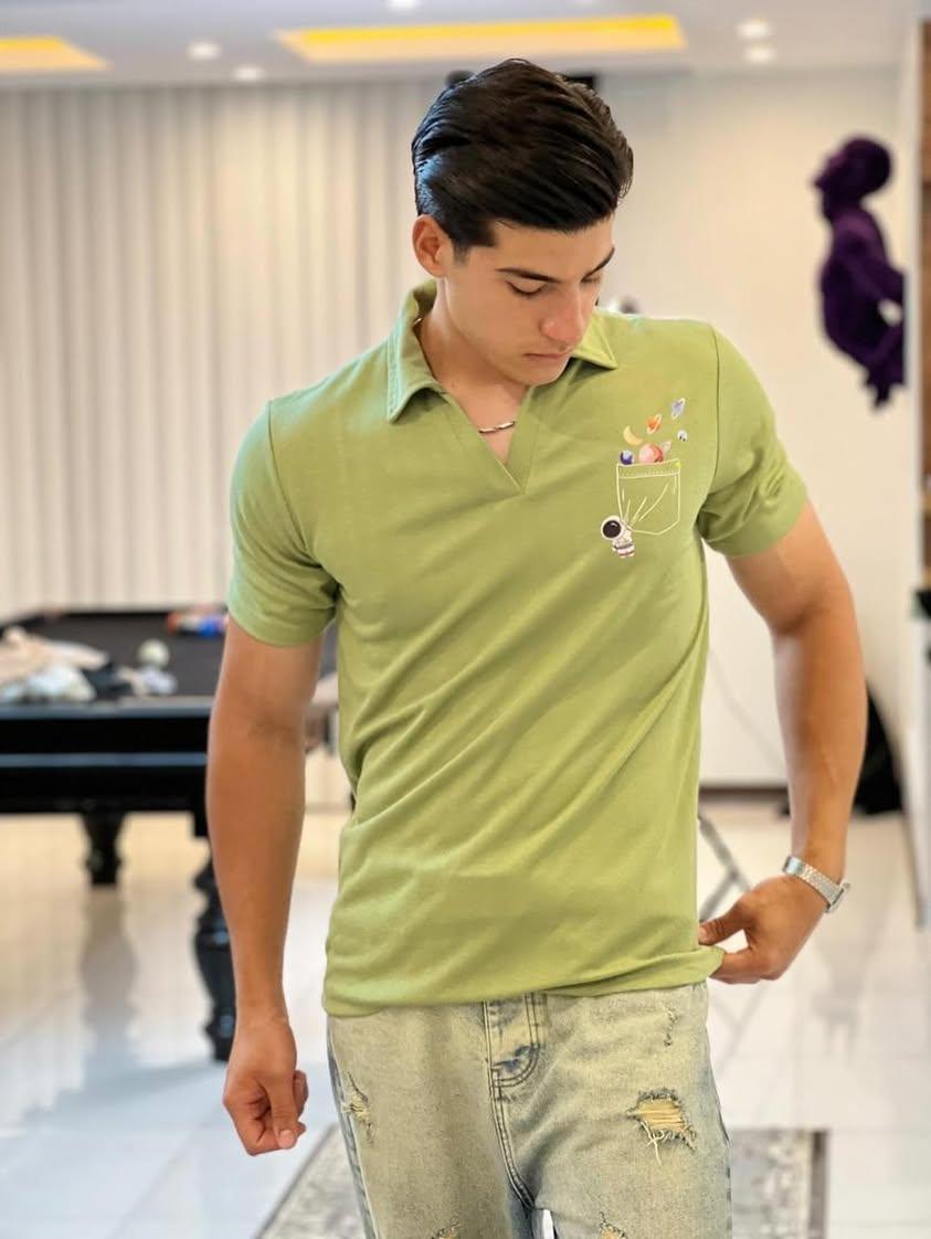 تیشرت یقهدار مردانه طرح فضانورد پاستیلی