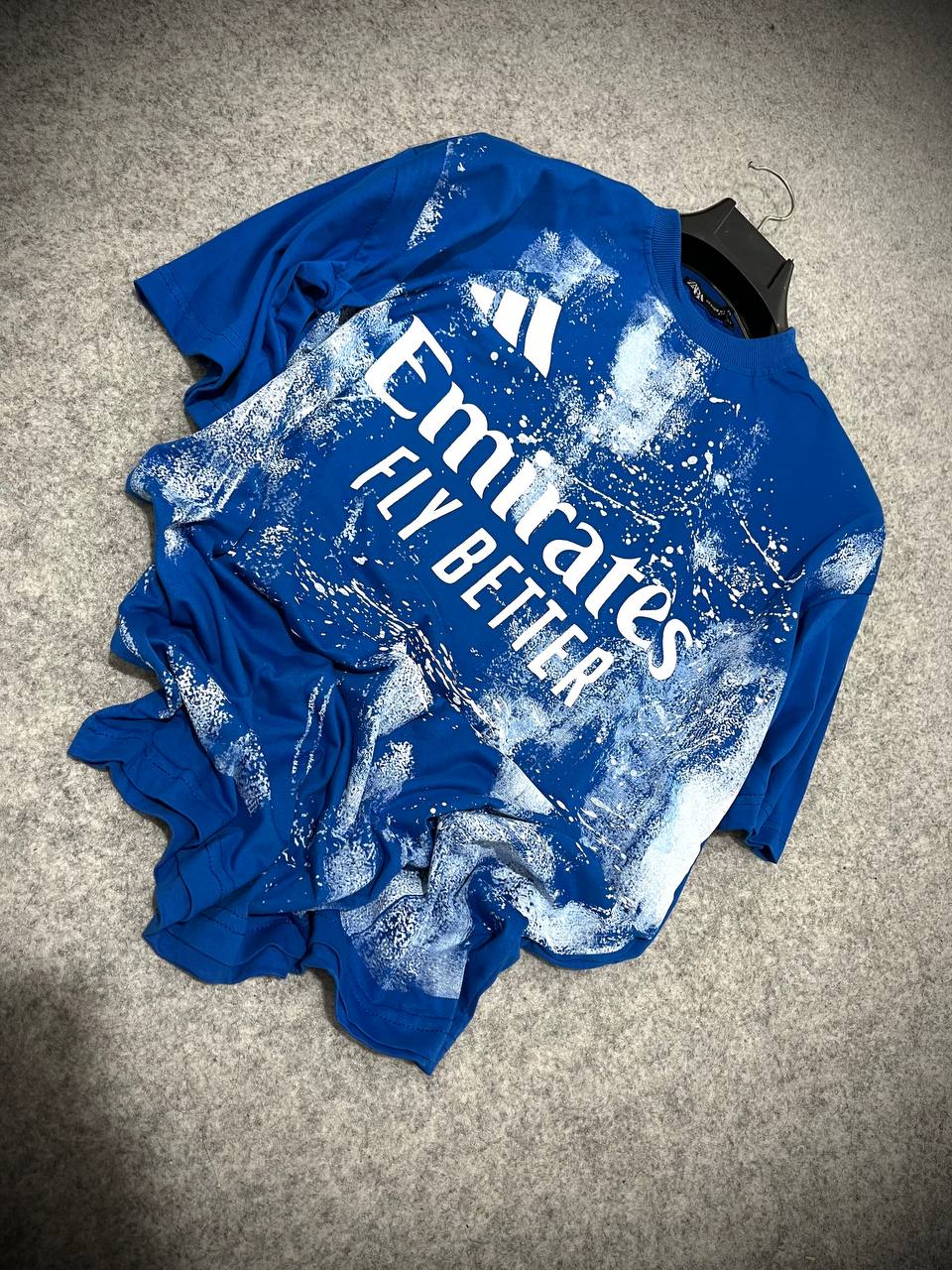 تیشرت رئال مادرید آبی طرح Emirates Fly Better – سایز L تا 3XL، مناسب استایل روزمره و اسپرت