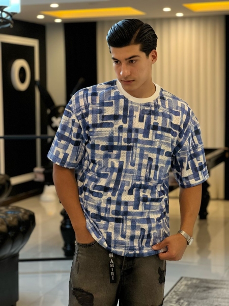 تیشرت مردانه بوکله چاپی تابستانی با پارچه مراکشی و طرح مدرن در رنگهای مشکی، آبی و سفید مناسب استایل کژوال