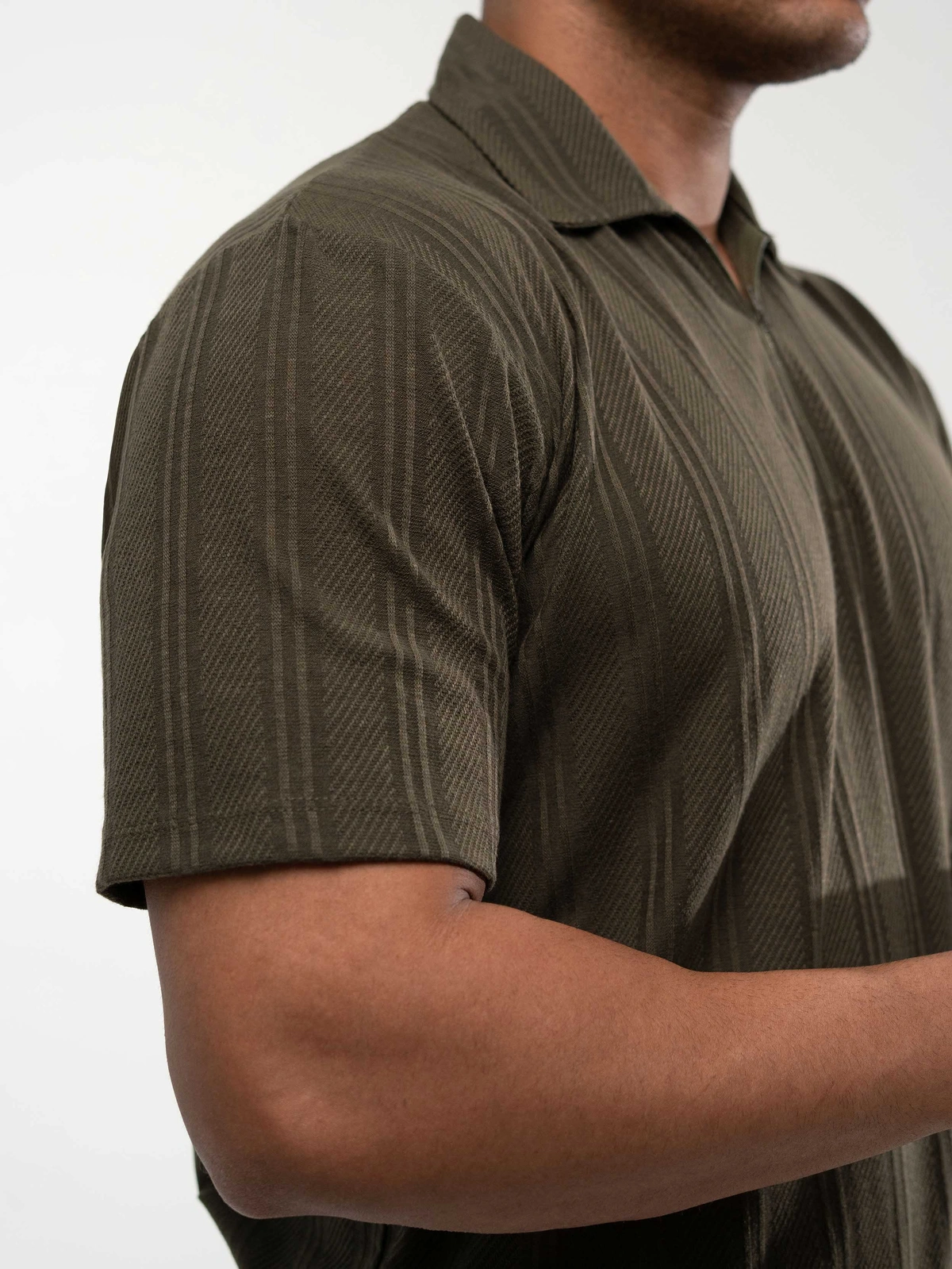 تیشرت مردانه نیمزیپ یقه ایستاده با پارچه مراکش پنبهای زیتونی