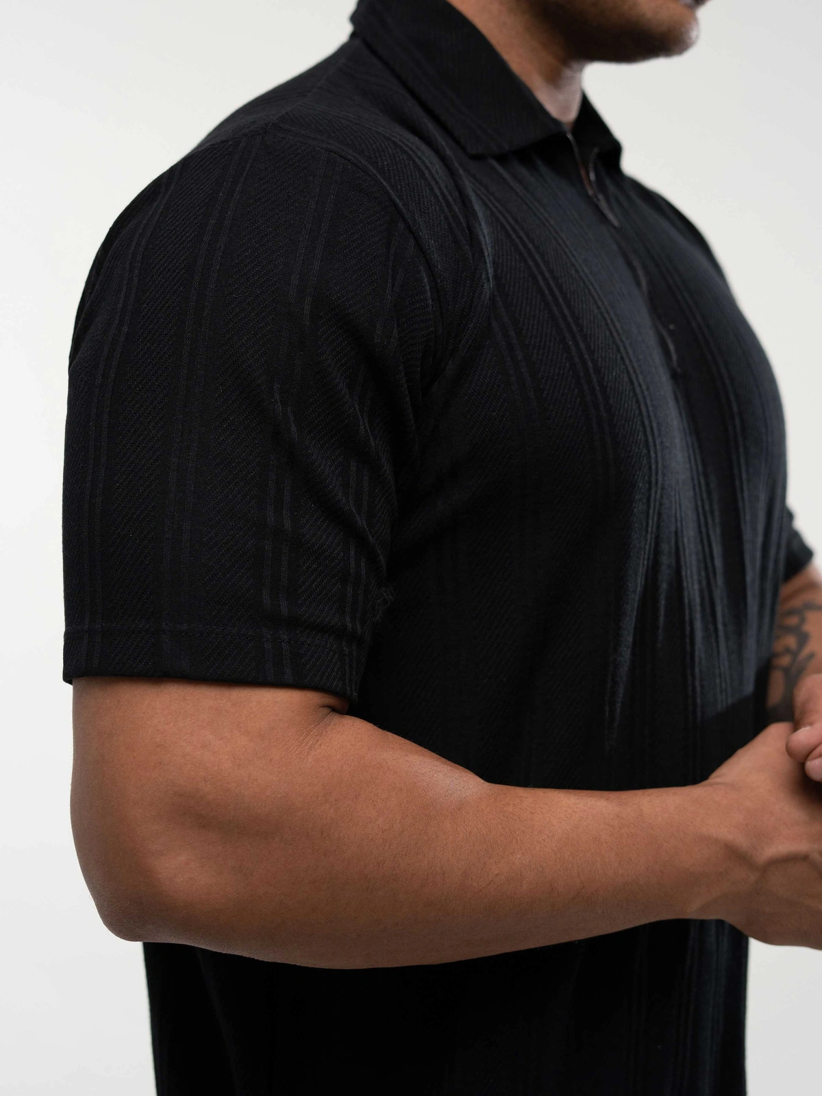 تیشرت مردانه نیمزیپ یقه ایستاده با پارچه مراکش پنبهای مشکی