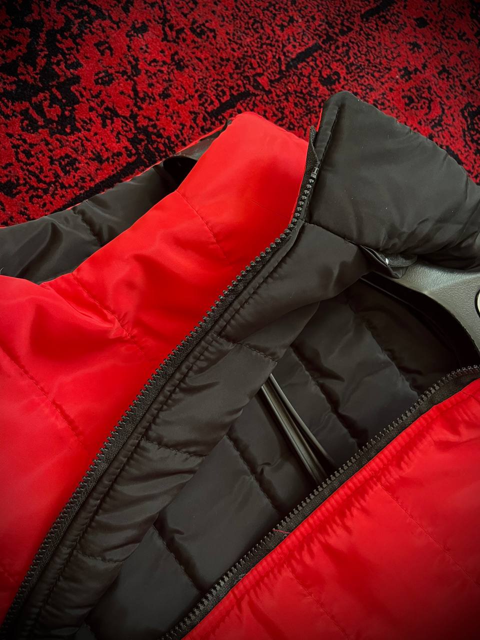 پافر مردانه دو رو قرمز و مشکی، ضخیم و ضدباد، مناسب استایل کژوال پاییزه و زمستانه در سایزهای L تا 2XL