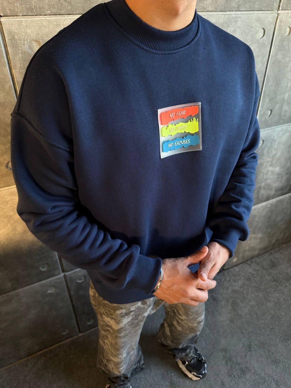 دورس مردانه سهنخ پنبهای مدل NO FEAR با پارچه ضخیم و طرح رنگی روی سینه – مناسب پاییز و زمستان