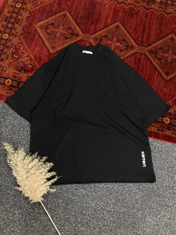 تیشرت بیسیک مردانه دورس دو نخ لاکرا با چاپ مینیمال KOTON در شش رنگ آبی یخی، قهوهای پاستیلی، طوسی، مشکی و شیری؛ سایزبندی L تا 2XL