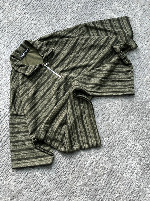 تیشرت نیمزیپ مردانه پارچه دورس دو نخ در رنگهای ذغالی، طوسی، کرم، قرمز، سبز و آبی با سایزبندی M تا 2XL و طراحی اسپرت