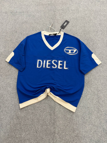 تیشرت دورس دونخ باکسی DIESEL آستین کوتاه در رنگهای طوسی، آبی، مشکی، قهوهای، سفید و آبی آسمانی با یقه هفت و چاپ برجسته جلو سینه